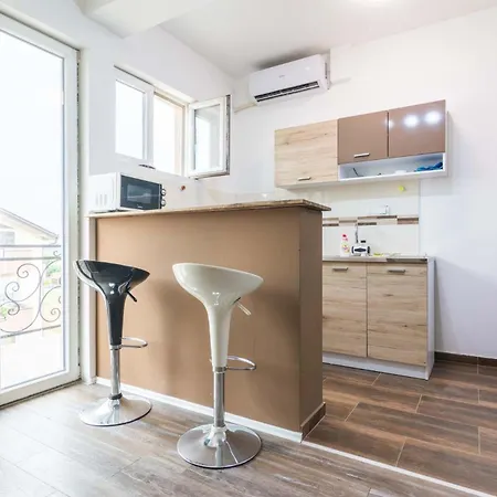 E&m Apartment *
